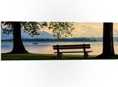 WallClassics - Panneau de mousse PVC - Banc au bord du lac avec vue sur les Montagnes - Photo 90x30 cm sur panneau de mousse PVC
