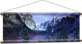 WallClassics - Textielposter - Besneeuwde Bergen met Bomen en Rotsen - 90x30 cm Foto op Textiel