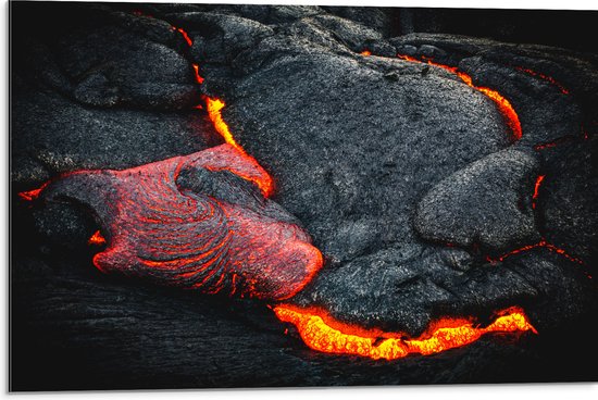 WallClassics - Dibond - Brandend Magma bij Vulkaan - 75x50 cm Foto op Aluminium (Met Ophangsysteem)