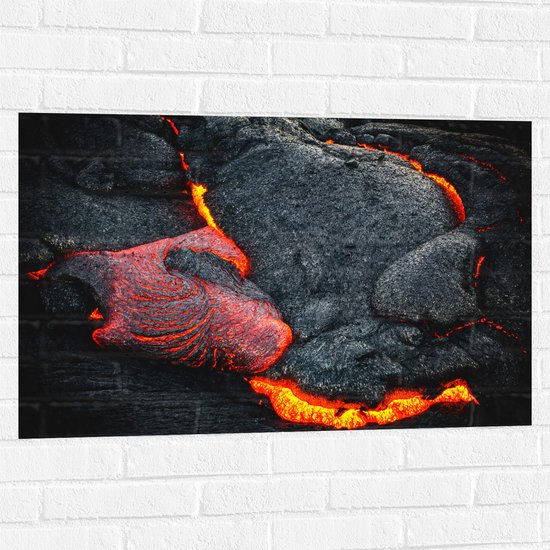 WallClassics - Muursticker - Brandend Magma bij Vulkaan - 90x60 cm Foto op Muursticker