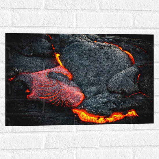 WallClassics - Muursticker - Brandend Magma bij Vulkaan - 60x40 cm Foto op Muursticker