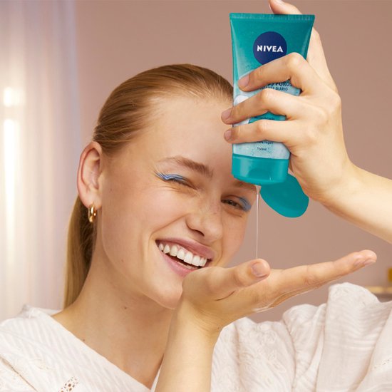 NIVEA Essentials Dagelijkse Reinigingsscrub - Reinigingsscrub - Voor de onzuivere huid - Melkzuur - Magnolia extract - 150 ml - NIVEA