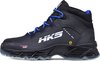 Zwarte HKS werkschoen met blauwe veters, witte HKS logo's en "POWER GRIP" opdruk. Donkergrijs textiel rond de enkel.