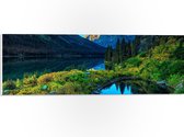 WallClassics - PVC Schuimplaat - Water tussen Groene Bergen - 60x20 cm Foto op PVC Schuimplaat (Met Ophangsysteem)