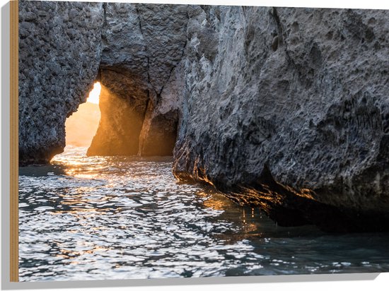 WallClassics - Hout - Lichtstraal Door Rotsen op Water - 80x60 cm - 12 mm dik - Foto op Hout (Met Ophangsysteem)