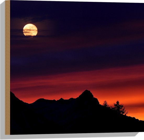 WallClassics - Hout - Gele Maan Boven de Bergen bij Zonsondergang - 50x50 cm - 12 mm dik - Foto op Hout (Met Ophangsysteem)