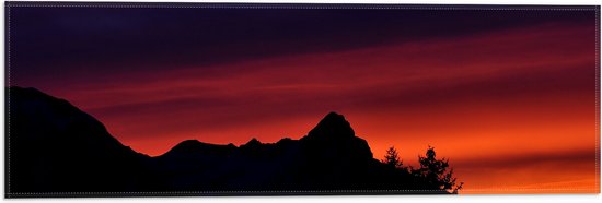 WallClassics - Vlag - Gele Maan Boven de Bergen bij Zonsondergang - 60x20 cm Foto op Polyester Vlag