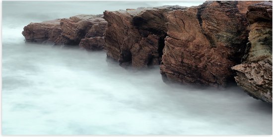 WallClassics - Poster Glanzend – Mist rond Bergen - 100x50 cm Foto op Posterpapier met Glanzende Afwerking