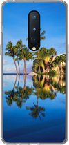 Geschikt voor OnePlus 8 hoesje - Bij Wailea Beach op Hawaii worden palmbomen gereflecteerd op het water - Siliconen Telefoonhoesje