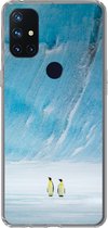 Geschikt voor OnePlus Nord N10 5G hoesje - Twee keizerpinguïns voor een ijsberg - Siliconen Telefoonhoesje