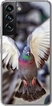 Geschikt voor Samsung Galaxy S22 hoesje - Close-up van een opvliegende duif - Siliconen Telefoonhoesje