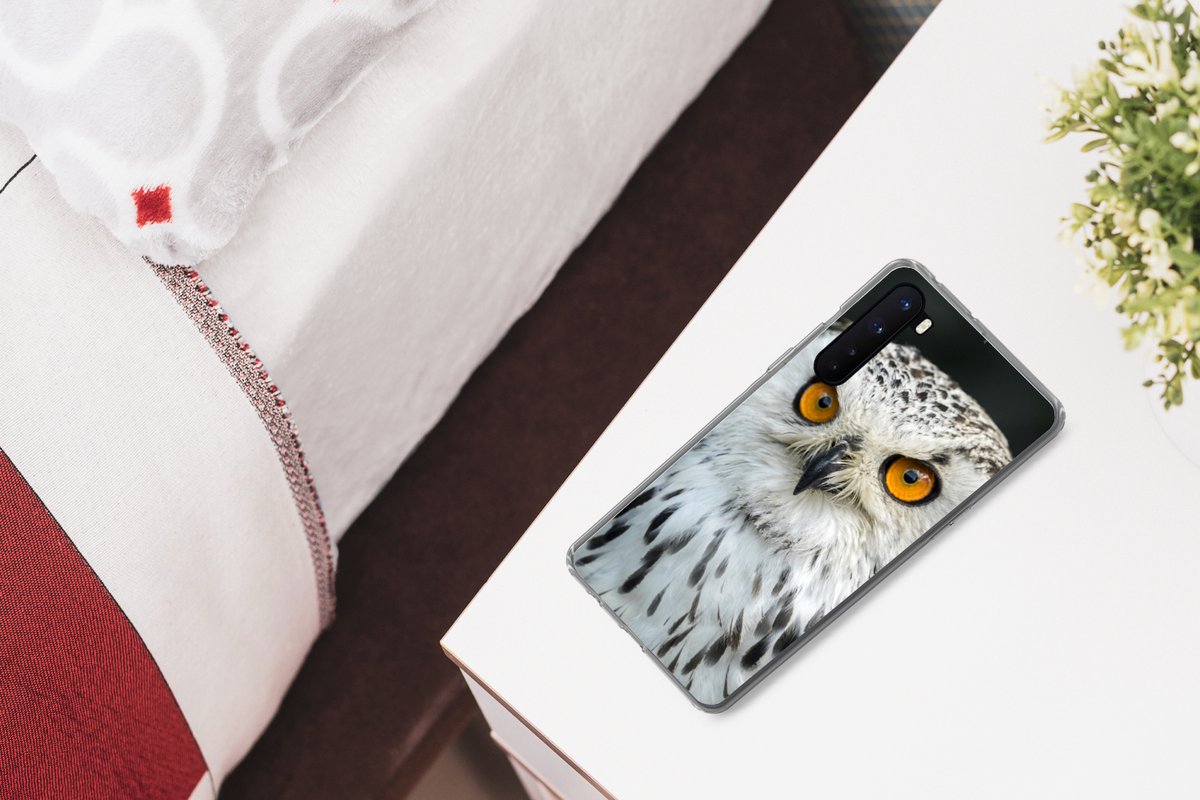 Telefoonhoesje Geschikt voor OnePlus Nord hoesje - Een bruine uil met oranje ogen - Siliconen Telefoonhoesje Telefoonhoesje