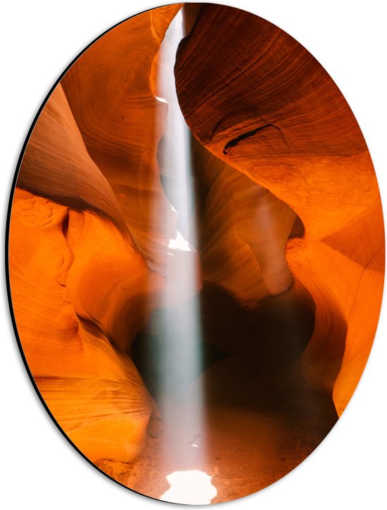 WallClassics - Dibond Ovaal - Dunne Lichstraal door Antelope Canyon - 30x40 cm Foto op Ovaal (Met Ophangsysteem)