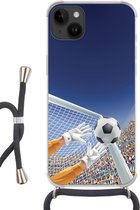 Geschikt voorApple Iphone 14 Plus - Crossbody Case - Een illustratie van een keeper die de voetbal tegenhoudt - Jongetje - Meisjes - Kind - Siliconen - Crossbody - Backcover met Koord - Telefoonhoesje met koord - Hoesje met touw