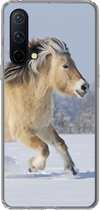 Geschikt voor OnePlus Nord CE 5G hoesje - Fjord paard dat door de sneeuw rent - Siliconen Telefoonhoesje