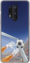 Geschikt voor OnePlus 8 Pro hoesje - Een illustratie van een keeper die de voetbal tegenhoudt - Jongetje - Meisjes - Kind - Siliconen Telefoonhoesje