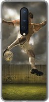 Geschikt voor OnePlus 8 hoesje - Een illustratie van een voetballer die tegen de bal schopt - Jongens - Jongetje - Kids - Siliconen Telefoonhoesje