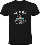 Chemists have all the solutions | Heren T-shirt | scheikunde | natuurwetenschap | laboratorium | lab | oplossing | school | werk | Zwart