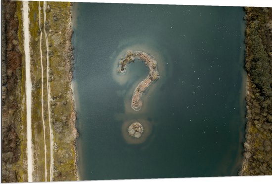 WallClassics - Dibond - Eiland in de Vorm van Vraagteken op Meer - 120x80 cm Foto op Aluminium (Met Ophangsysteem)