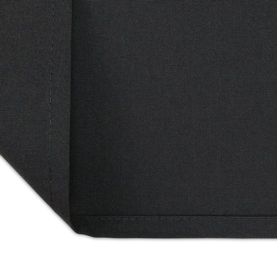 Detail van een zwart stoffen servet met gestikte randen.