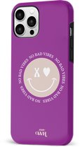 xoxo Wildhearts No Bad Vibes Purple - Double Layer - Hard case hoesje geschikt voor iPhone 13 Pro Max hoesje - Hoesje met smiley / emoji - Beschermhoes geschikt voor iPhone 13 Pro Max case met print - paars