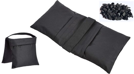 Een zwart kussen met bevestigingsriemen, naast een klein zwart kussen met handvat. Rechts een stapel shungiettumuli.