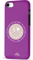 xoxo Wildhearts No Bad Vibes Purple - Double Layer - Hard case hoesje geschikt voor iPhone SE 2022 / SE 2020 hoesje - Hoesje met smiley / emoji - Beschermhoes geschikt voor iPhone SE 2022 / SE 2020 / 8 / 7 case met print - paars