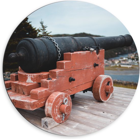 WallClassics - Dibond Muurcirkel - Groot Kanon bij Bomen - 60x60 cm Foto op Aluminium Muurcirkel (met ophangsysteem)