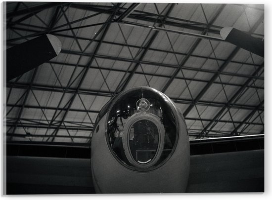 WallClassics - Acrylglas - Vliegtuig in Fabriekshal (zwart/wit) - 40x30 cm Foto op Acrylglas (Wanddecoratie op Acrylaat)