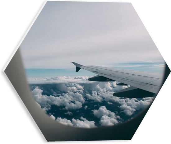 WallClassics - PVC Schuimplaat Hexagon  - Vliegtuigvleugel boven Wolkenveld - 30x26.1 cm Foto op Hexagon (Met Ophangsysteem)