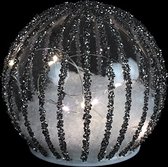 Countryfield - Glazen Bal met sneeuw en decoratie - ledverlichting met timer - S-10cm rond - zwart.