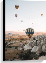 WallClassics - Canvas  - Luchtballonnen boven Landschap - 40x60 cm Foto op Canvas Schilderij (Wanddecoratie op Canvas)
