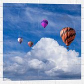 WallClassics - Muursticker - Gropeje Luchtballonnen bij Witte Wolken - 50x50 cm Foto op Muursticker