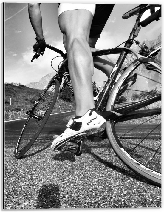 WallClassics - Dibond - Gespierde benen van Wielrenner (zwart/wit) - 30x40 cm Foto op Aluminium (Met Ophangsysteem)
