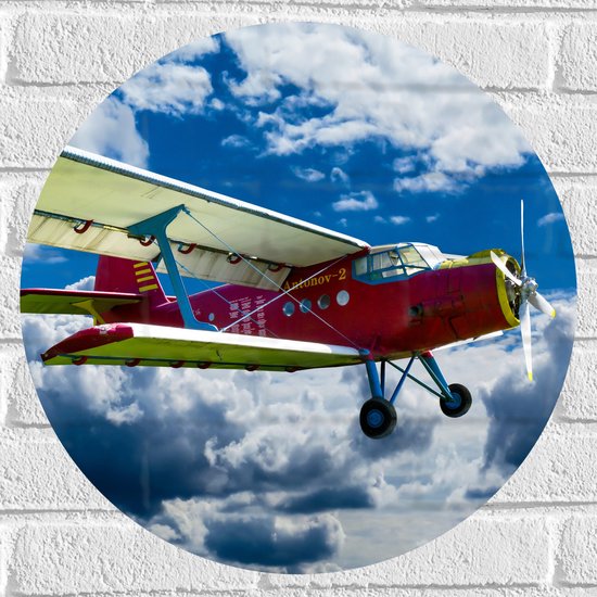 WallClassics - Muursticker Cirkel - Rood/Geel Vliegtuig in Wolkenvelden - 50x50 cm Foto op Muursticker