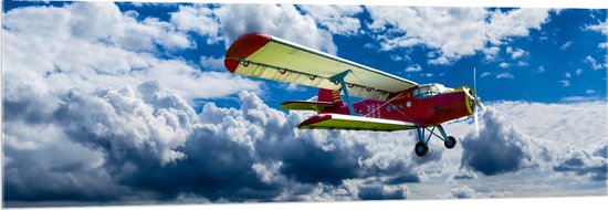 WallClassics - Acrylglas - Rood/Geel Vliegtuig in Wolkenvelden - 150x50 cm Foto op Acrylglas (Met Ophangsysteem)