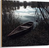 WallClassics - Hout - Oud Schippersbootje bij het Water - 100x100 cm - 12 mm dik - Foto op Hout (Met Ophangsysteem)