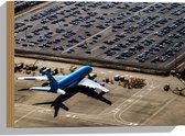 WallClassics - Hout - Blauw Vliegtuig op Vliegbasis - 40x30 cm - 12 mm dik - Foto op Hout (Met Ophangsysteem)