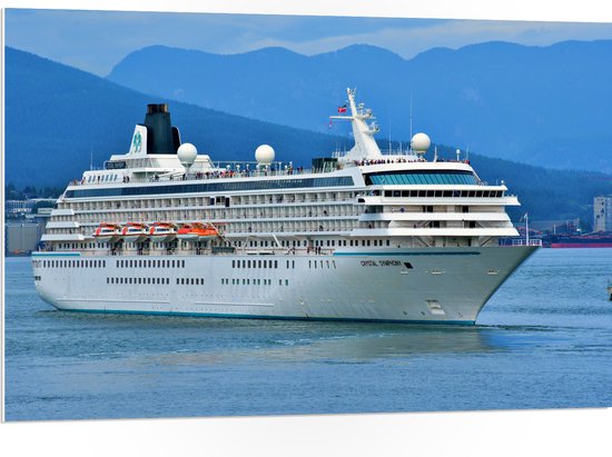 WallClassics - PVC Schuimplaat- Cruiseschip wegvarend van Bergen - 105x70 cm Foto op PVC Schuimplaat