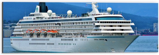 WallClassics - Dibond - Cruiseschip wegvarend van Bergen - 60x20 cm Foto op Aluminium (Wanddecoratie van metaal)
