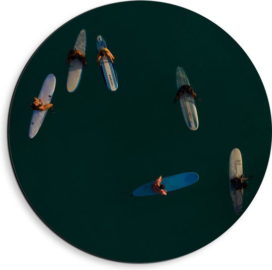 WallClassics - Dibond Muurcirkel - Bovenaanzicht van Groep Surfers op Oceaan - 40x40 cm Foto op Aluminium Muurcirkel (met ophangsysteem)
