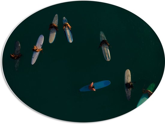 WallClassics - PVC Schuimplaat Ovaal - Bovenaanzicht van Groep Surfers op Oceaan - 80x60 cm Foto op Ovaal  (Met Ophangsysteem)