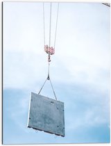 WallClassics - Dibond - IJzeren plaat aan Hijskraan - 60x80 cm Foto op Aluminium (Wanddecoratie van metaal)