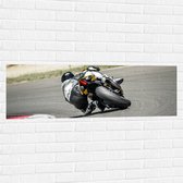 WallClassics - Muursticker - Racemotor op Baan - 120x40 cm Foto op Muursticker