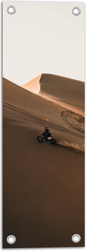 WallClassics - Tuinposter – Motorcrosser met Oranje Vlag op Berg in Woestijn - 20x60 cm Foto op Tuinposter  (wanddecoratie voor buiten en binnen)