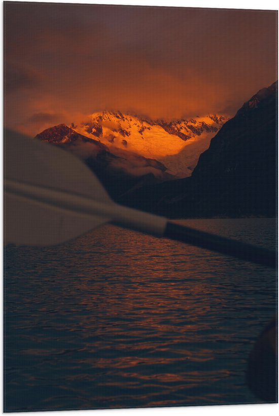 WallClassics - Vlag - Bootje bij Vulkaanuitbarsting - 60x90 cm Foto op Polyester Vlag