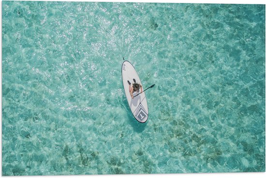 WallClassics - Vlag - Bovenaanzicht van Suppende Vrouw op Heldere Oceaan - 60x40 cm Foto op Polyester Vlag