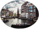 WallClassics - Dibond Ovaal - Bootjes door de Grachten van Amsterdam - 80x60 cm Foto op Ovaal (Met Ophangsysteem)