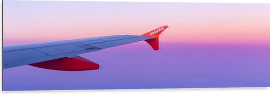 WallClassics - Dibond - Rood/Witte Vliegtuigvleugel in Paarse Lucht - 120x40 cm Foto op Aluminium (Met Ophangsysteem)