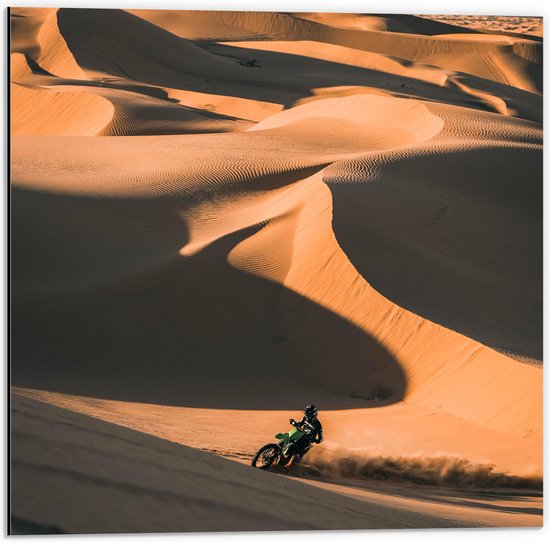 WallClassics - Dibond - Groene Motorcrosser in Woestijnbergen - 50x50 cm Foto op Aluminium (Wanddecoratie van metaal)